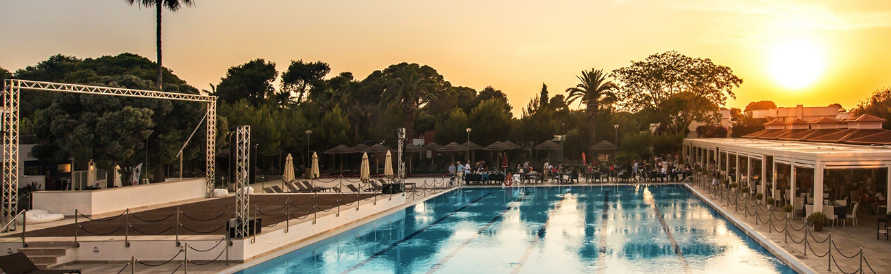 Sonnenuntergang am Pool des ROBINSON Apulia in Italien mit Bühne und Abendatmosphäre