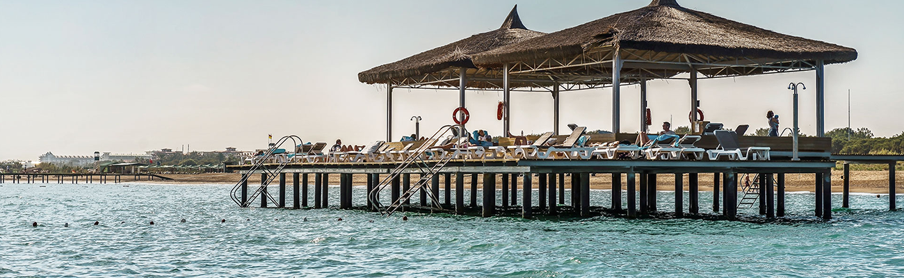 ROBINSON Nobilis in Belek mit Steg, Liegen, Sonnendach und Blick auf das Meer