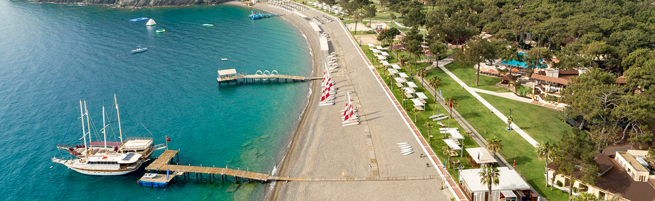 ROBINSON Çamyuva in der Türkei mit Strand, türkisblauem Meer, Steg und Clubanlage an der türkischen Riviera