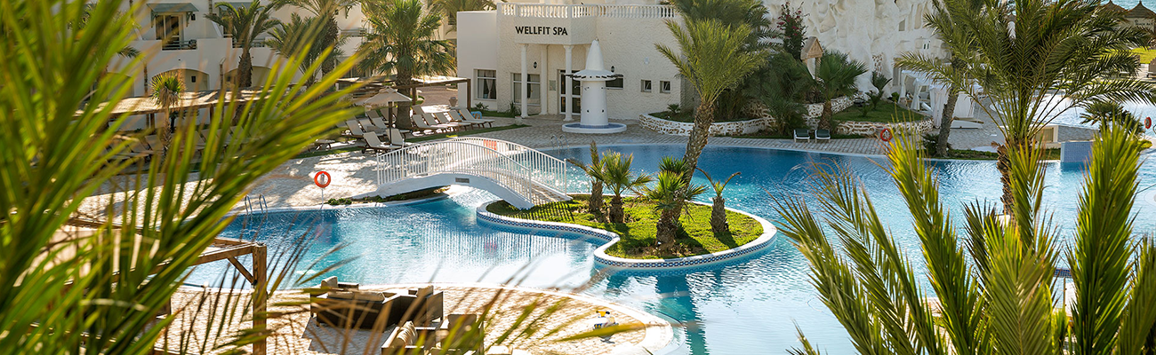 ROBINSON Djerba Bahiya in Tunesien mit Poolanlage, Palmen und orientalischer Clubarchitektur