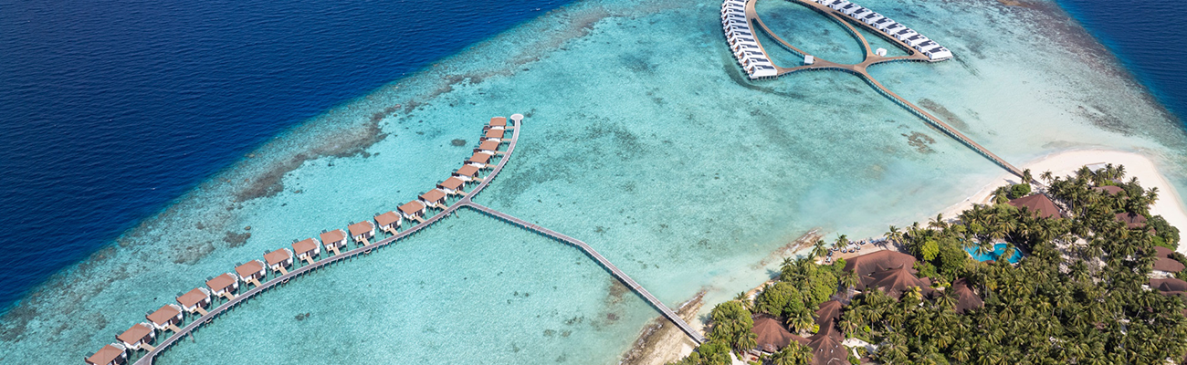 ROBINSON Maldives mit Overwater-Villen, türkisblauer Lagune und tropischer Insel auf den Malediven