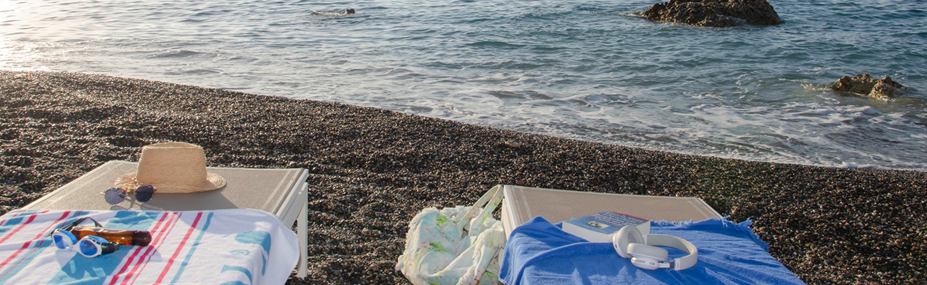 Strandliegen am Meer im ROBINSON Ierapetra auf Kreta mit Handtuch, Hut und Sonnenbrille
