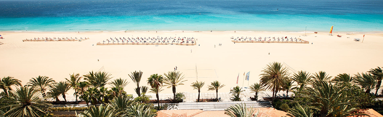 ROBINSON Jandia Playa auf Fuerteventura mit Sandstrand, Palmen und türkisblauem Meer