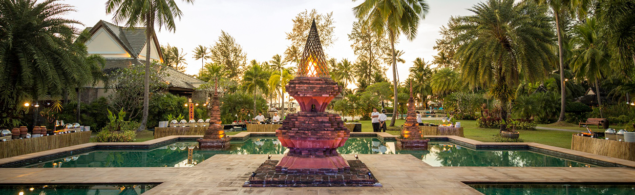 ROBINSON Khao Lak in Thailand mit tropischer Gartenanlage, Palmen und stilvoller Clubatmosphäre