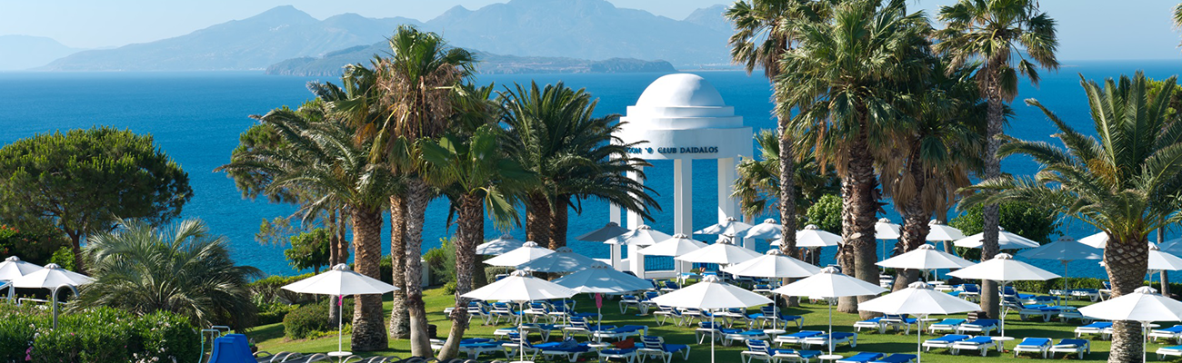 ROBINSON Daidalos auf Kos mit Palmen, Sonnenschirmen, Meerblick und griechischer Küstenlandschaft