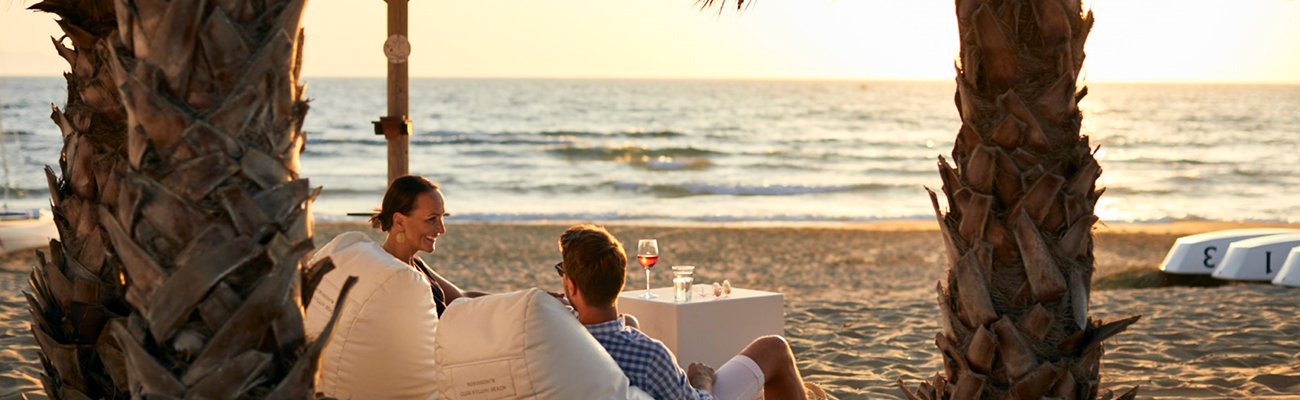 Entspannter Sonnenuntergang am Strand des ROBINSON Kyllini Beach mit Meerblick