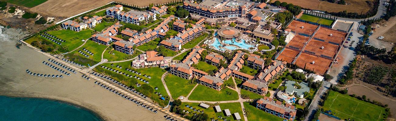 ROBINSON Cyprus auf Zypern mit Clubanlage, Poolbereich, Tennisplätzen und direkter Strandlage