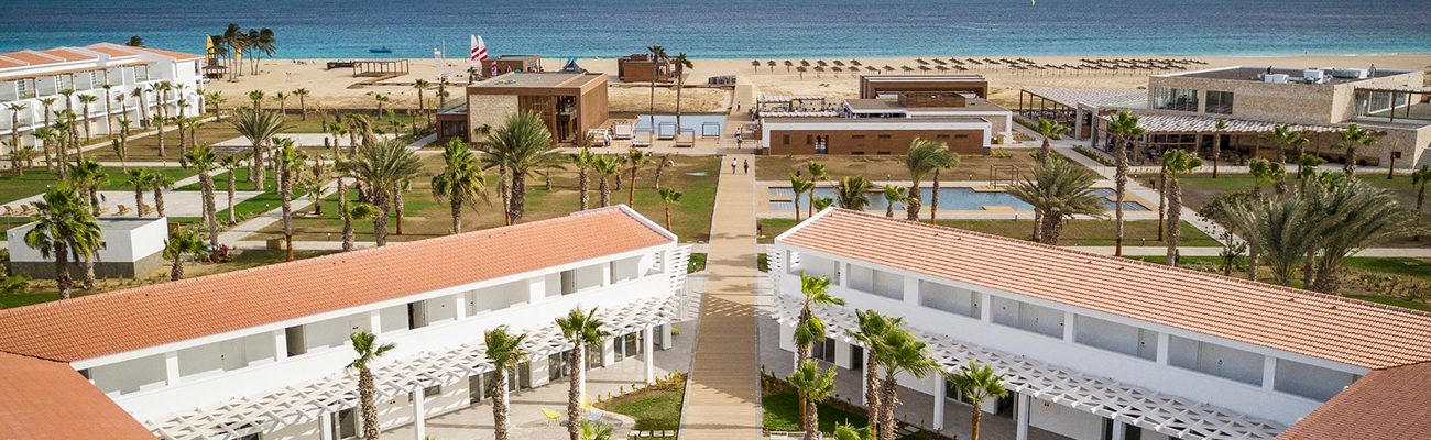 ROBINSON Cabo Verde auf Sal mit Resortanlage, Palmen, Strand und türkisblauem Meer