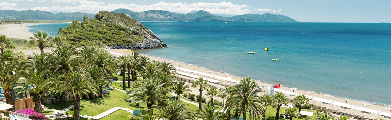 ROBINSON Sarigerme Park in der Türkei mit Sandbucht, Palmen, Meerblick und grüner Clubanlage