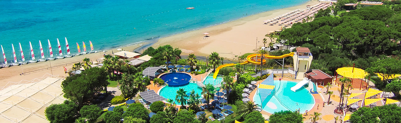 ROBINSON Pamfilya in Side mit Sandstrand, türkisblauem Meer, Poollandschaft und Wasserrutschen