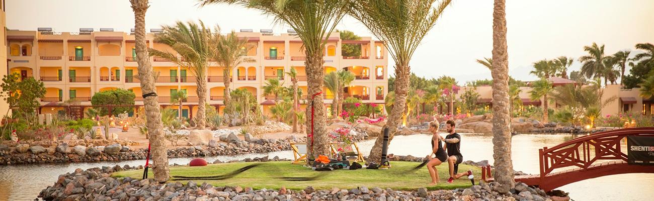 ROBINSON Soma Bay Resortanlage mit Lagune, Palmen und Sportbereich in Ägypten