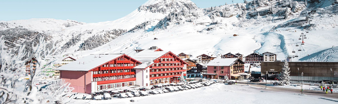 ROBINSON Alpenrose Zürs in Österreich mit verschneiter Berglandschaft und direkter Lage im Skigebiet