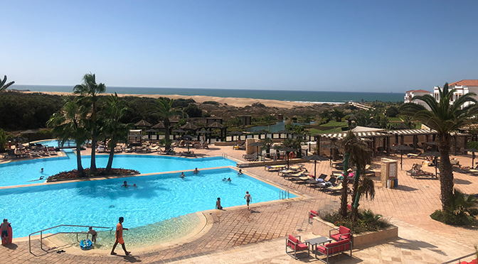 Poolanlage im ROBINSON Agadir mit Palmen, Liegen und Blick auf den Atlantik