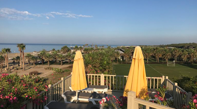 Ausblick vom ROBINSON Nobilis in Belek auf Gartenanlage, Sportplatz, Palmen und Meer
