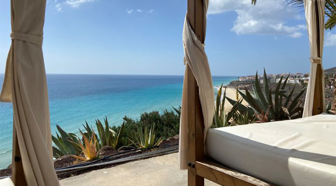 Himmelbett im ROBINSON Esquinzo Playa mit Blick auf den Atlantik und die Küste von Fuerteventura