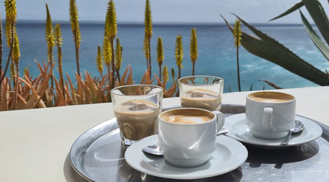 Kaffee auf der Terrasse im ROBINSON Esquinzo Playa mit Blick auf das Meer von Fuerteventura