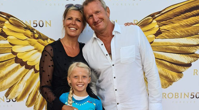Familie vor ROBINSON 50 Fotowand im ROBINSON Esquinzo Playa auf Fuerteventura