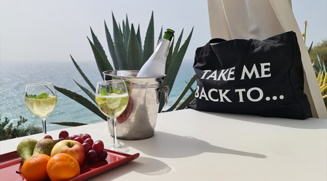 Sekt und Obst auf einer Terrasse im ROBINSON Esquinzo Playa mit Blick auf den Atlantik