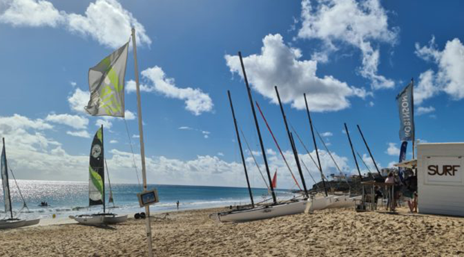 Wassersport am Strand des ROBINSON Esquinzo Playa auf Fuerteventura mit Segelbooten und Surfstation
