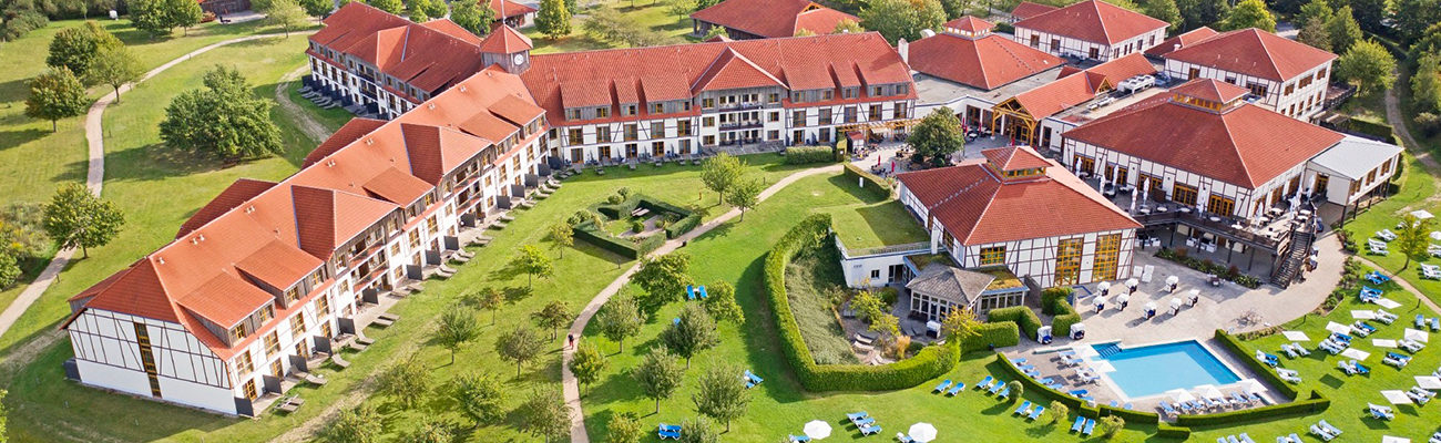 ROBINSON Fleesensee von oben mit Hotelanlage, Pool und weitläufiger Grünfläche