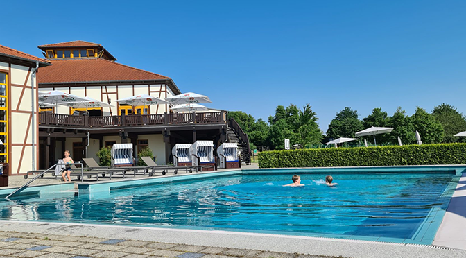 Poolanlage im ROBINSON Fleesensee in Mecklenburg-Vorpommern mit Fachwerkarchitektur und Strandkörben