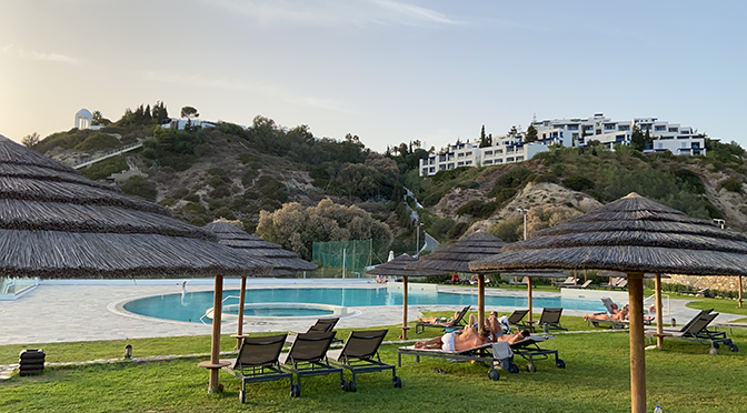 ROBINSON Daidalos Clubanlage auf Kos mit Pool, Liegen, Sonnenschirmen und Hanglage am Meer