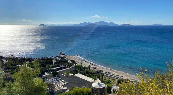 Meerblick vom ROBINSON Daidalos auf Kos mit Strand, türkisblauem Wasser und griechischer Inselkulisse