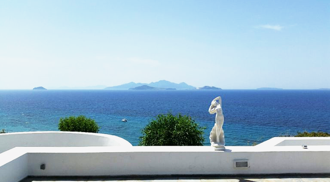 Terrasse im ROBINSON Daidalos auf Kos mit Blick auf das blaue Meer und vorgelagerte Inseln
