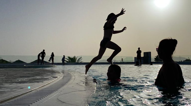 Poolbereich im ROBINSON Daidalos auf Kos mit Gästen und Sonnenuntergang über dem Meer