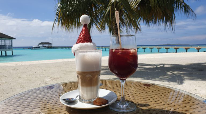 Getränke am Strand des ROBINSON Noonu mit Palmen, Meerblick und Weihnachtsmotiv