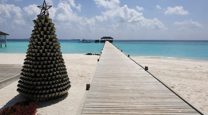 Seebrücke am ROBINSON Noonu mit Weihnachtsbaum am weißen Sandstrand