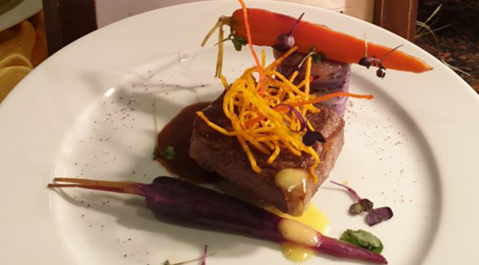 Gourmetgericht im ROBINSON Noonu mit Steak und feinem Gemüse