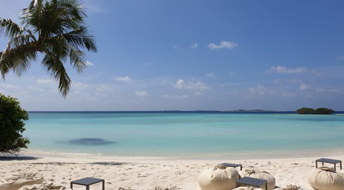 Weißer Sandstrand im ROBINSON Noonu mit türkisblauem Meer und Palmen
