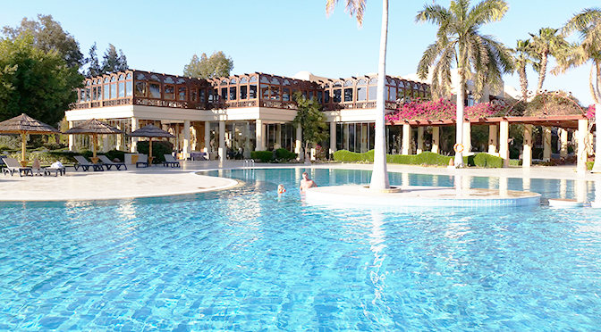 ROBINSON Soma Bay in Ägypten mit großer Poolanlage, Palmen und orientalischer Clubarchitektur