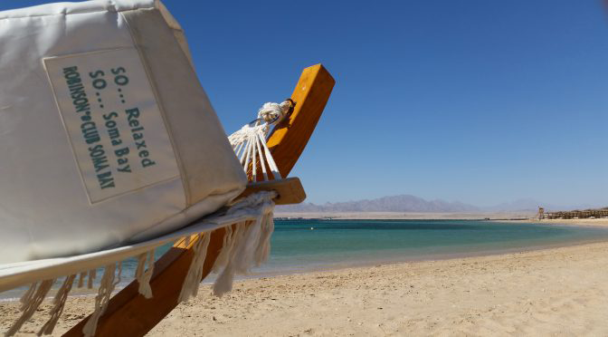 Hängematte am Strand des ROBINSON Soma Bay mit Blick auf das Rote Meer