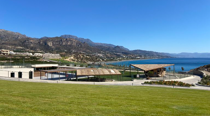 ROBINSON Ierapetra auf Kreta mit moderner Clubanlage, Bergen und Blick auf das Meer