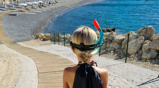 Kiesstrand am ROBINSON Ierapetra auf Kreta mit Schnorchelausrüstung und türkisblauem Meer