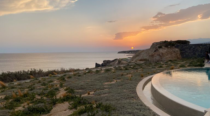 Sonnenuntergang am Pool des ROBINSON Ierapetra mit Blick auf die Küste von Kreta