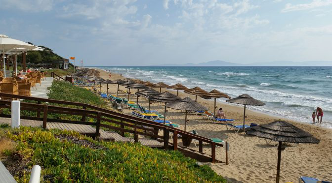 Sandstrand am ROBINSON Kyllini Beach mit Sonnenschirmen, Liegen und Blick auf das Meer
