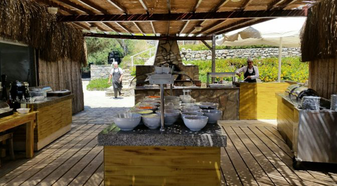 Buffetbereich im ROBINSON Sarigerme Park mit Holzterrasse und offener Gastronomie