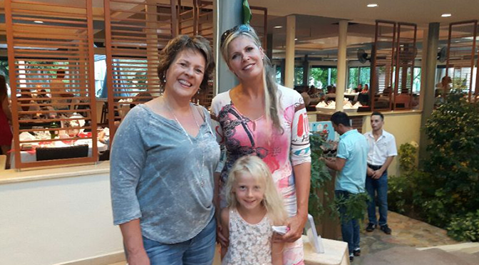Familienmoment im ROBINSON Pamfilya in Side mit Gästen in entspannter Clubatmosphäre