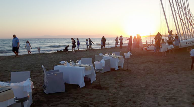 Abendstimmung am Strand des ROBINSON Pamfilya in Side mit gedeckten Tischen, Gästen und Meerblick