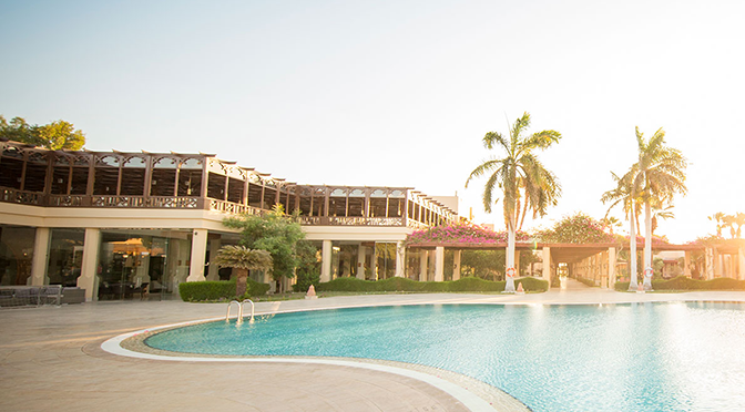 ROBINSON Club in Ägypten mit Pool, Palmen und orientalischer Architektur
