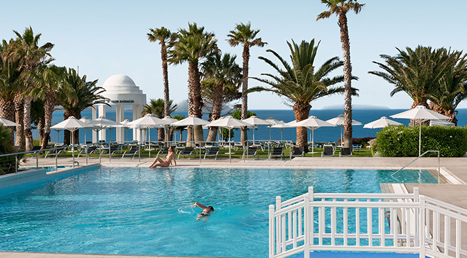 ROBINSON Club auf Kos in Griechenland mit Pool, Palmen und Meerblick