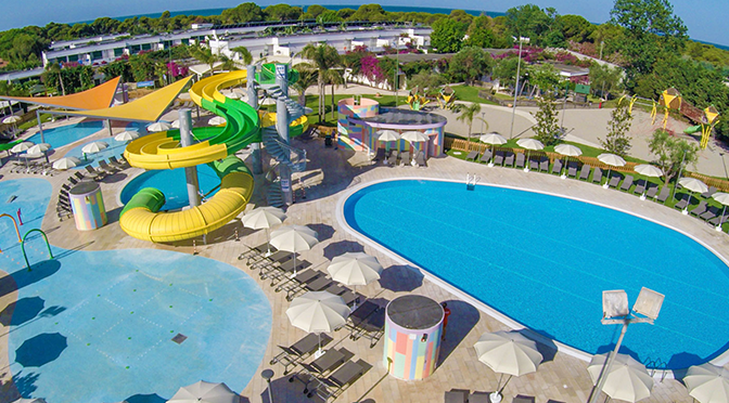 Familienfreundlicher ROBINSON Club in Italien mit Poollandschaft und Wasserrutschen
