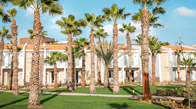 ROBINSON Club auf den Kapverdischen Inseln mit Palmen und moderner Resortanlage
