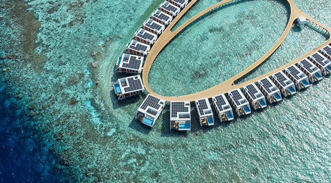 Overwater-Villen auf den Malediven mit türkisblauem Meer und Korallenriff