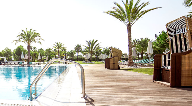 ROBINSON Club in Portugal mit Pool, Palmen und stilvoller Gartenanlage