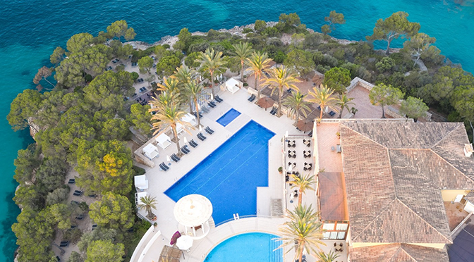 ROBINSON Club auf Mallorca mit Poolanlage, Pinien und Meerblick