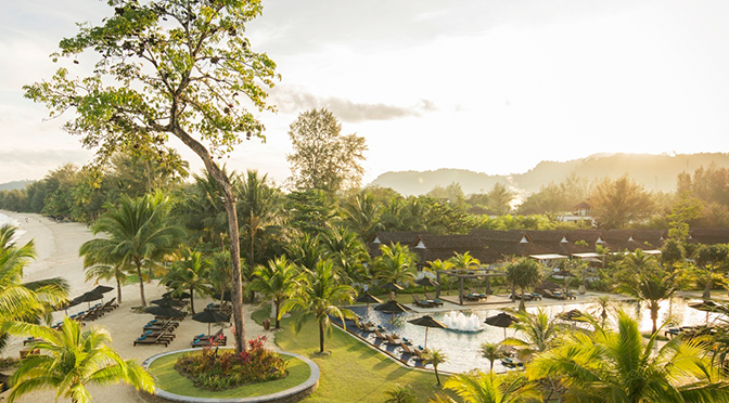 Tropische ROBINSON Clubanlage in Thailand mit Pool, Palmen und Sonnenuntergang